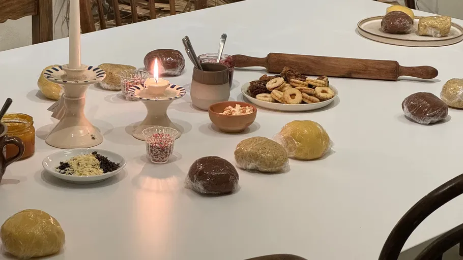 Teigkugeln auf Tisch mit Kerzen.