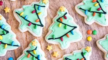 Kekse in Form von Weihnachtsbäumen mit Zuckerguss.