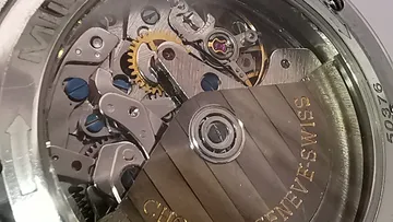 Uhrwerk Zahnräder in transparentem Gehäuse.