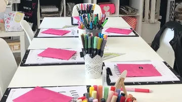 Schreibtisch mit Bastelmaterialien, vorbereitet für kreative Aktivitäten.