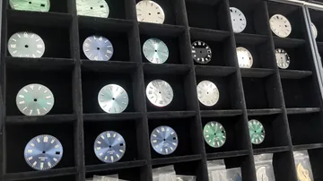 Watch faces displayed in a grid.