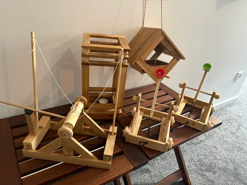 Holzmodelle auf Holztisch drinnen ausgestellt.