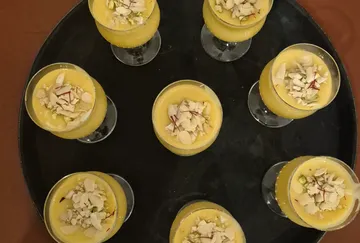 Gläser Dessert mit Nüssen garniert.