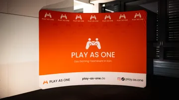 Oranges Banner mit Gaming-Logos und Text.