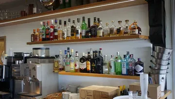 Regale in einer Bar mit verschiedenen Spirituosen.