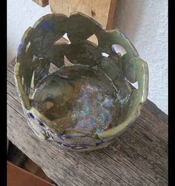 Dekorative Keramikschale auf Holzoberfläche.