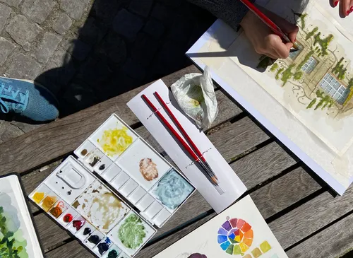 Malen im Freien mit Pinseln und Aquarell.