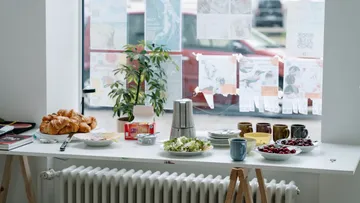 Frühstücksaufstrich auf Tisch am Fenster.