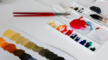 Farbpalette, Pinsel auf weißem Untergrund.