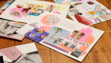 Collage auf Holzboden, zeigt bunte Bilder.
