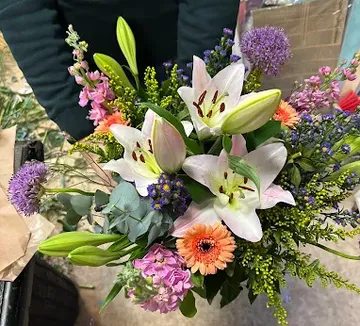Blumenstrauß mit Lilien, Gänseblümchen, verschiedene Blumen.