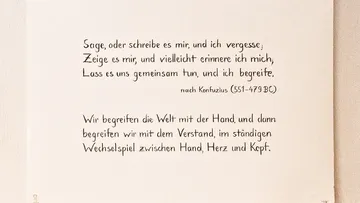 Zitat an Wand, beschreibt Lernansatz.
