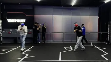 Personen mit VR-Headsets im Spielzimmer.