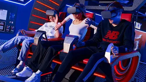 Drei Personen benutzen VR-Headsets im Simulator.