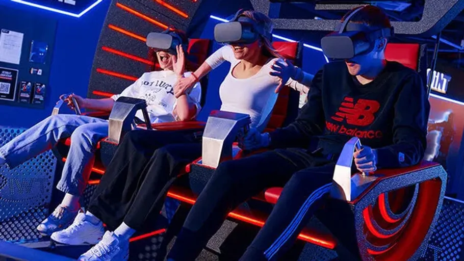 Drei Personen benutzen VR-Headsets im Simulator.