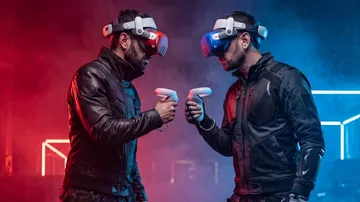 Zwei Männer in VR-Ausrüstung im Duell drinnen.