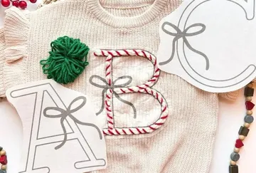 Pullover mit Garnbuchstaben A, B, C, Dekorationen.