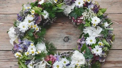 Blumenkranz aus frischen Blumen gestalten in Mainz