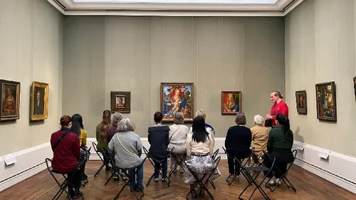 Personen hören zu im Kunstmuseum