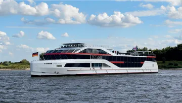 Moderne Fähre fährt auf einem Fluss.