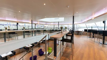 Moderner Speisesaal mit Panoramafenstern.