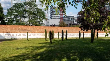 Gedenkwand mit Bäumen im Stadtpark