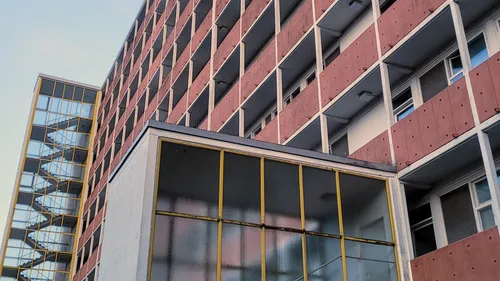 Mehrstöckiges Gebäude mit Außentreppen.