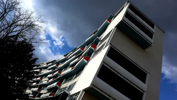 Modernes Gebäude unter dunklem Himmel