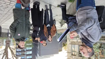 Leute versammelt im Freien in einer Stadt.
