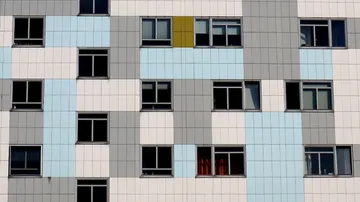 Bunte Gebäudefassade mit Fenstern.