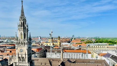 Uhrturm überblickt Stadtansicht mit blauem Himmel.