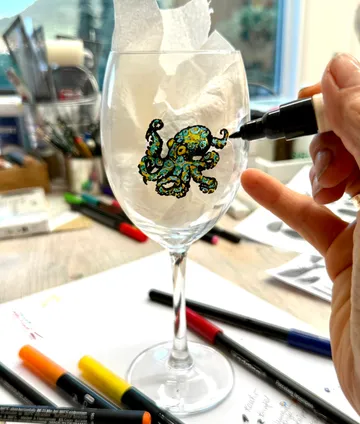 Weinglas mit Oktopus-Kunst, Hand dekoriert.