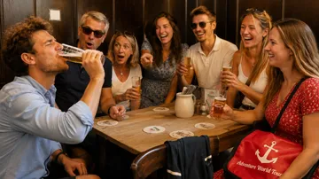 Menschen genießen Getränke an Holztisch.