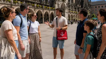 Reiseleiter spricht mit Gruppe auf Platz.