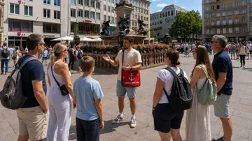Stadtführer erklärt in belebtem Platz.