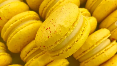 Gelbe Macarons mit Cremefüllung, Nahaufnahme.