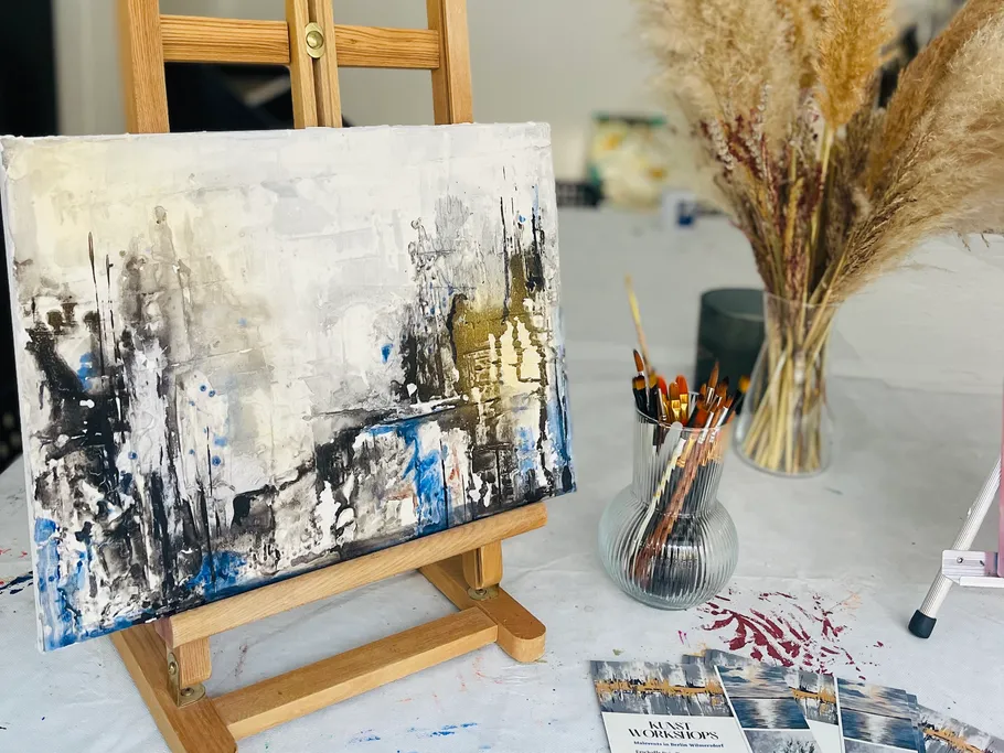 Gemälde auf Leinwand zeigt abstrakte Kunst im Atelier.