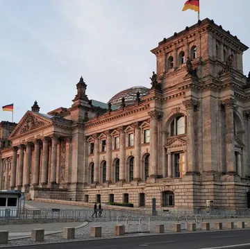 Historisches Gebäude mit Flaggen im Abendlicht.