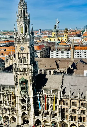 Uhrturm in einer belebten Stadtlandschaft.