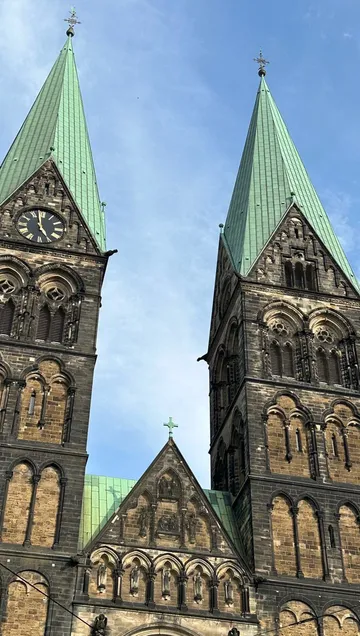 Gotische Kathedralentürme unter blauem Himmel.