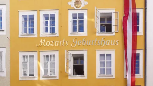 Yellow building with 'Mozarts Geburtshaus' text.