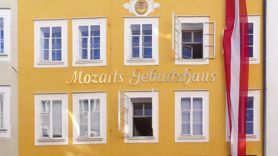 Yellow building with 'Mozarts Geburtshaus' text.