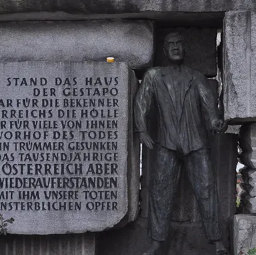Steinmemorial mit deutscher Inschrift im Freien.