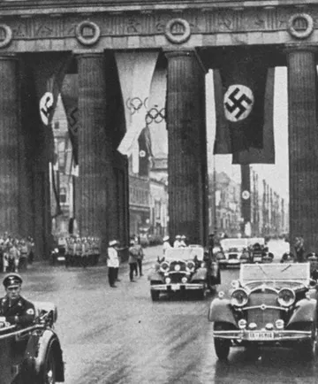 Autos fahren durch das Brandenburger Tor, historische Szene.