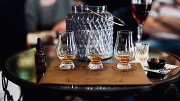 Gläser auf Tisch mit Whisky-Verkostungsset.