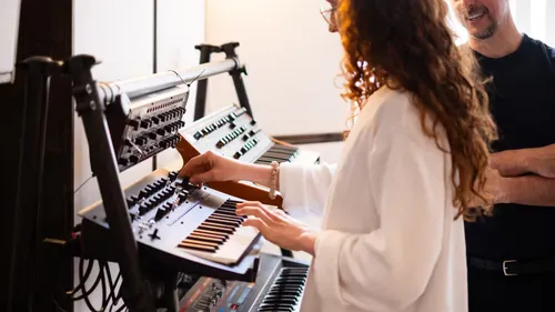 Produziere einen Techno- und House-Track in einem Berliner Studio