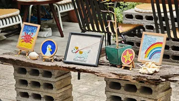 Kunst auf Holztisch, Außenbereich Terrasse.