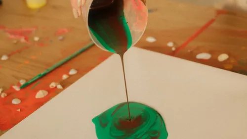 Acrylic Pouring Malkurs in Mainz mit Sand unter den Füßen