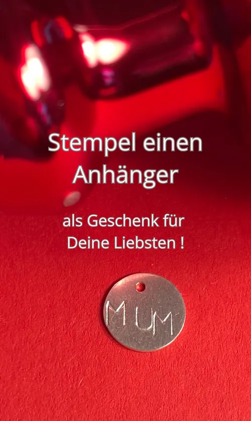 Metallanhänger mit 'MUM' auf rotem Hintergrund.