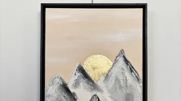 Gemälde von Bergen mit goldener Sonne.